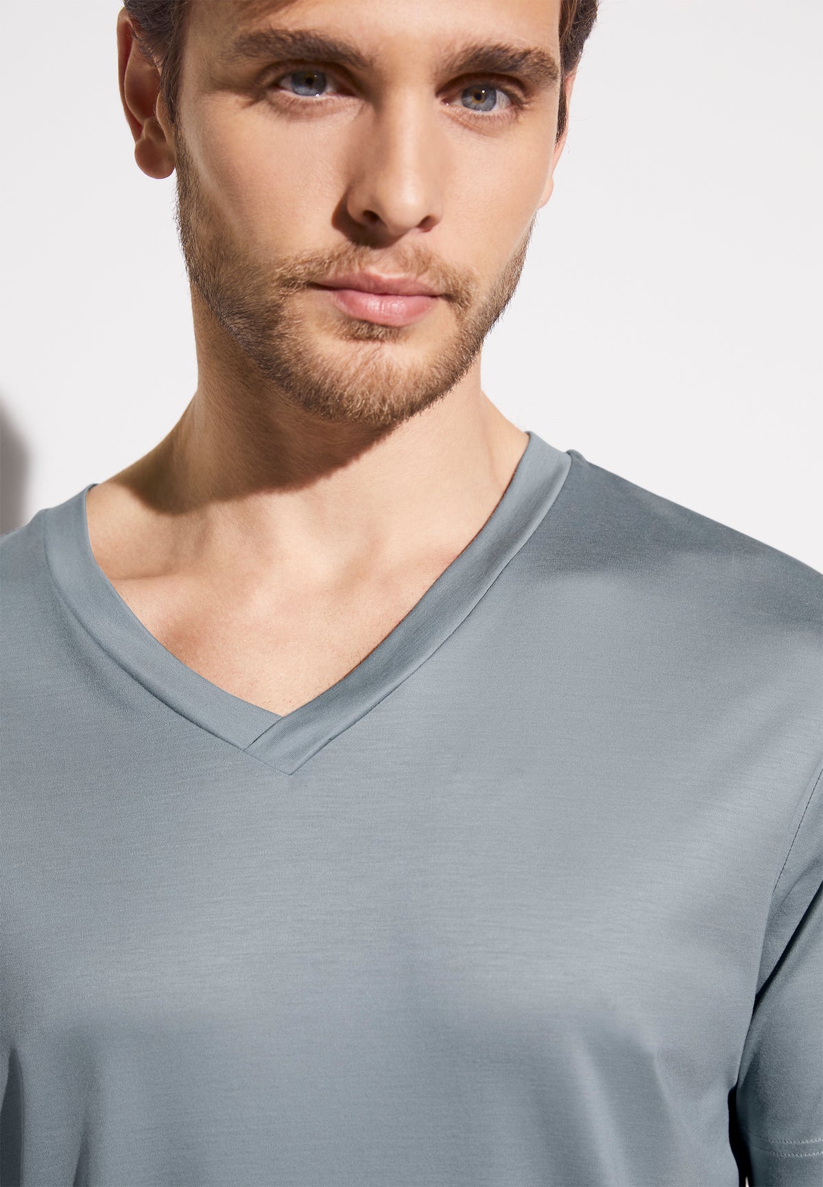 Sustainable Luxury | T-Shirt kurzarm V-Ausschnitt - blue grey