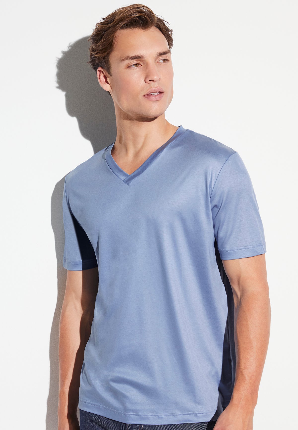Sustainable Luxury | T-Shirt kurzarm V-Ausschnitt - sky blue