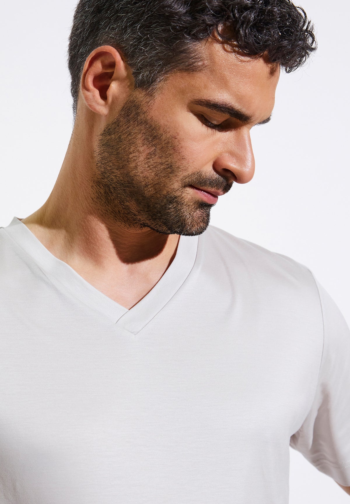 Sustainable Luxury | T-Shirt kurzarm V-Ausschnitt - light grey
